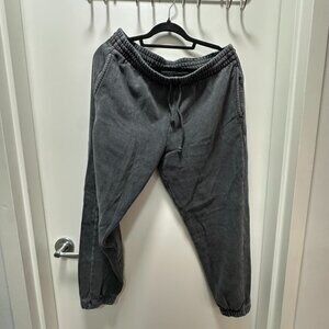 Aritzia TNA Cozy Sweatpants Boyfriend fit in Dark Grey in Size L